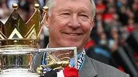 詹俊直播解析巅峰对决：曼城利物浦激战正酣，社交圈揭秘战局风云！