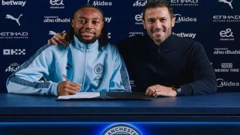 非洲足球巅峰对决：恺撒酋长迎战金箭，激战一触即发！